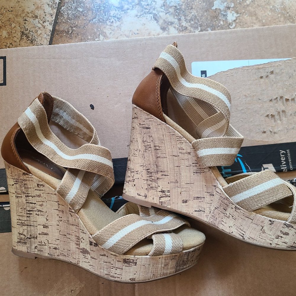 New Unworn Block heel sandals size 5.5  tan color